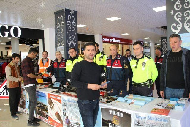 İş merkezi önünde Trafik standı açtılar