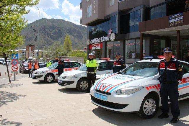 İş merkezi önünde Trafik standı açtılar