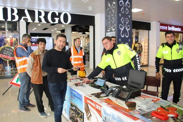 İş merkezi önünde Trafik standı açtılar