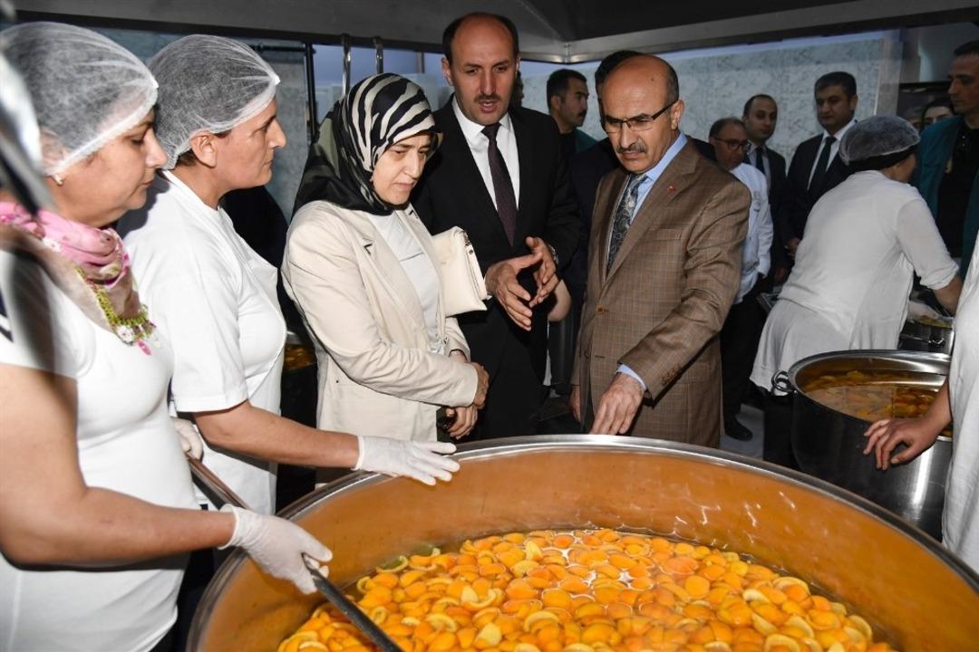 Vali Demirtaş: "Kadınlara y&ouml;nelik projeleri &ouml;nemsiyor ve destekliyoruz"