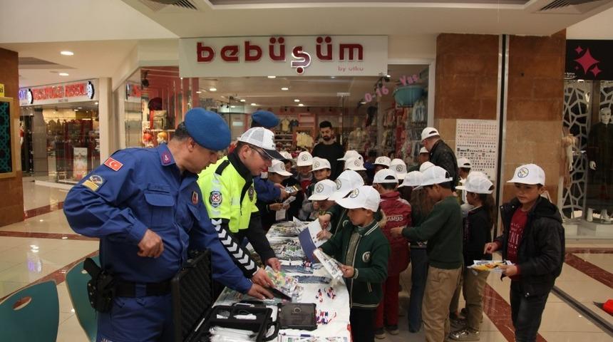 Ahlat&rsquo;ta " Karayolu G&uuml;venliği ve Trafik Haftası" etkinliği