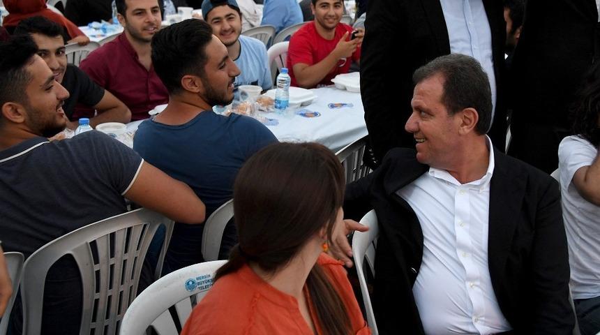 Başkan Se&ccedil;er, &uuml;niversite &ouml;ğrencileriyle kamp&uuml;ste iftar yaptı