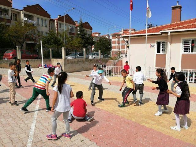 Unutulan sokak oyunlarını oynadılar