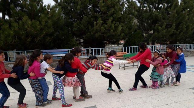 Unutulan sokak oyunlarını oynadılar