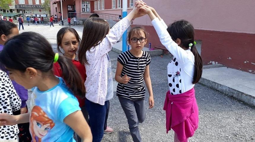 Unutulan sokak oyunlarını oynadılar