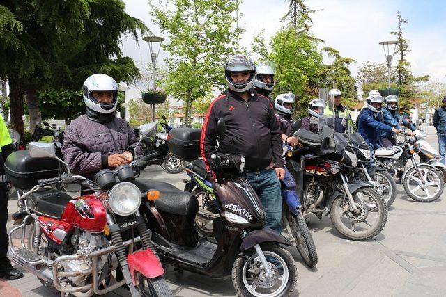 Konya’da motosiklet sürücülerine kask dağıtıldı