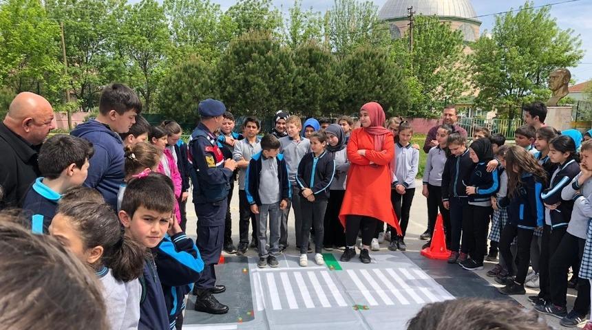 Jandarmadan Trafik Haftası&rsquo;nda farkındalık etkinliği