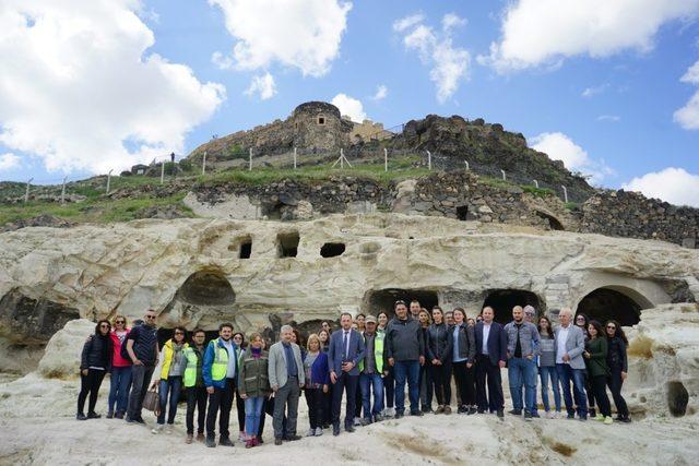 İller Bankası heyeti Nevşehir kalesi yeraltı şehrinde incelemelerde bulundu