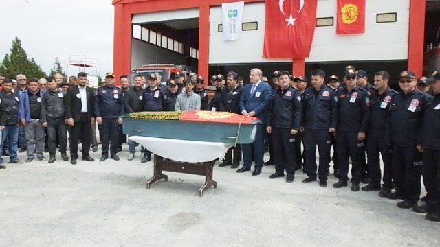 Burhaniye’de genç itfaiyeci törenle toprağa verildi