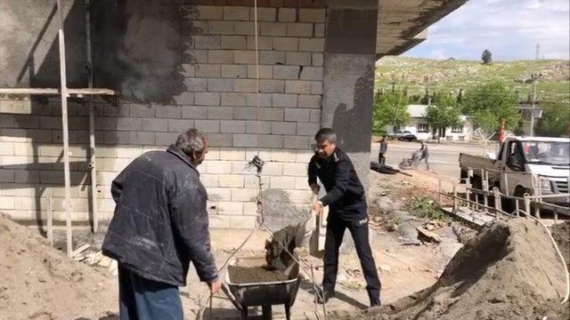 Emniyet müdüründen inşaat işçilerine yardım