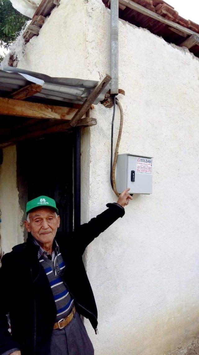 Yaşlı adamın yüzü 15 yıl sonra gelen elektrikle güldü