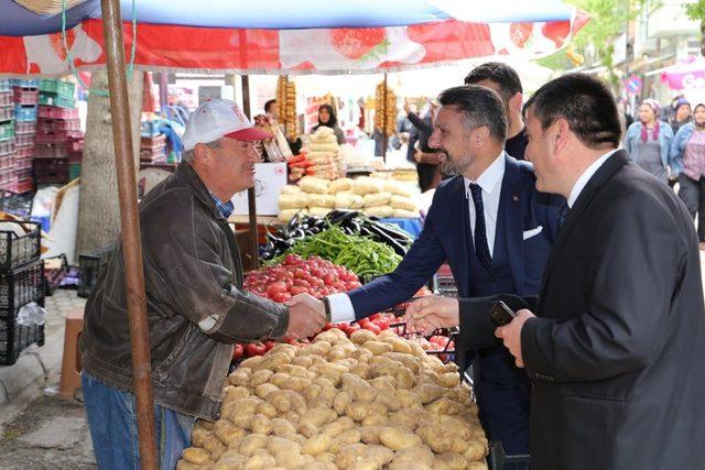 Başkan Yüzügüllü halk pazarında