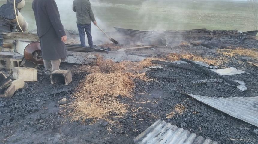 &Ouml;zalp&rsquo;ta ev yangını