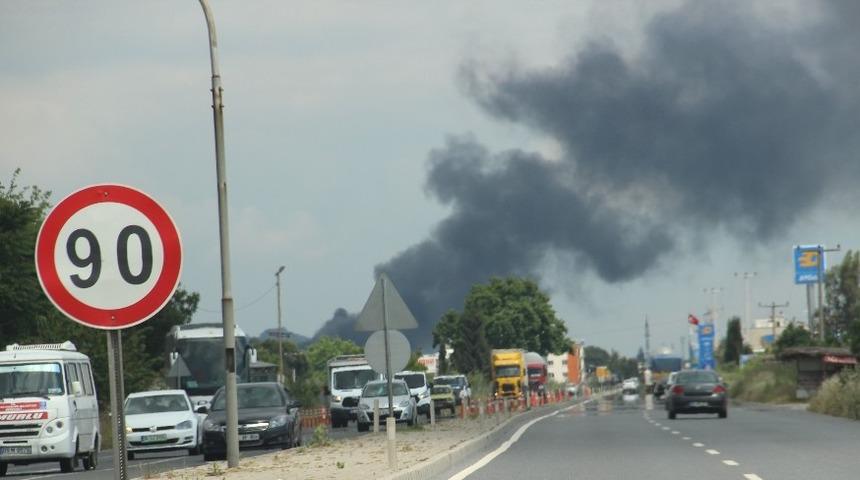 Fabrika yangını duman altında bıraktı