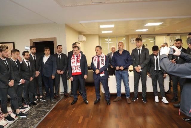 Vali Kaymak’tan Samsunsporlu futbolculara: “İnananlar başarır”