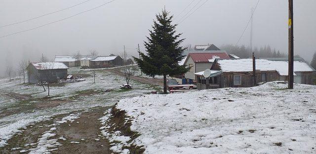 Akyazı’nın yüksek kesimlerine Mayıs ayında kar yağdı