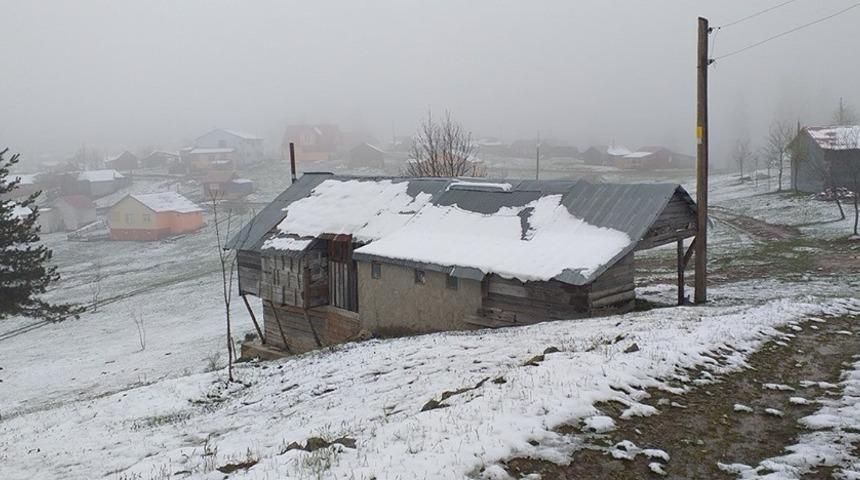 Akyazı&rsquo;nın y&uuml;ksek kesimlerine Mayıs ayında kar yağdı