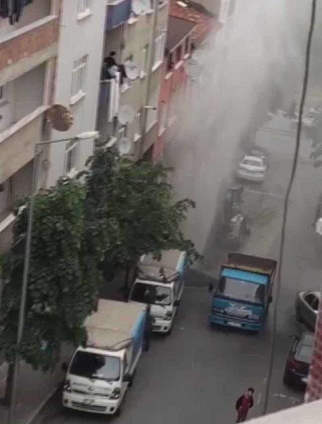Gaziosmanpaşa'da patlayan borudaki su metrelerce fışkırdı