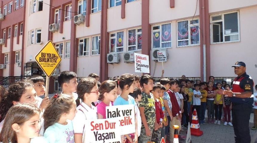 &Ouml;ğrencilere trafik kurallarının &ouml;nemi anlatıldı