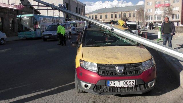 Elektrik direği taksinin üzerine devrildi