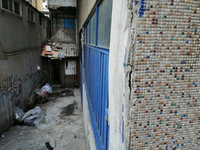 Esenler'de çatlaklar oluşan bina boşaltıldı