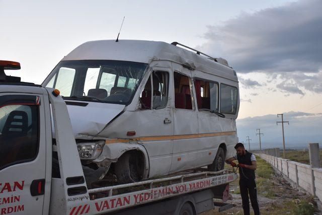 Malatya'da işçileri taşıyan minibüs duvara çarptı: 10 yaralı