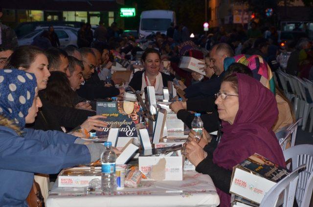 Ataşehirliler sokak iftarında bir araya geldi