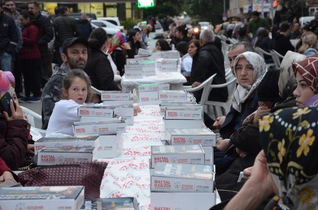 Ataşehirliler sokak iftarında bir araya geldi