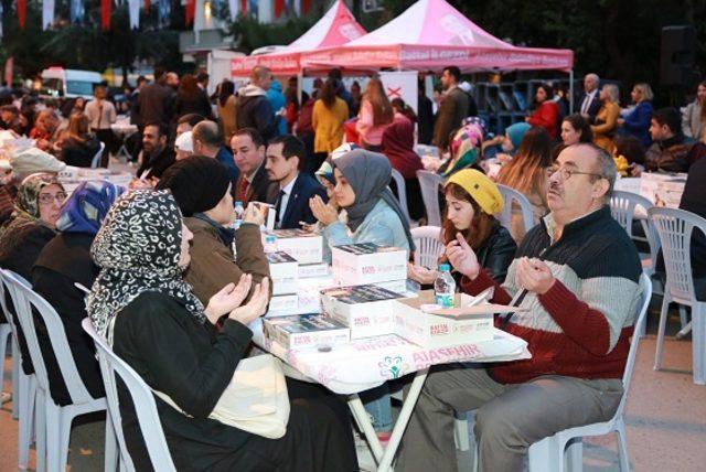 2 bin Ataşehirli aynı sofra etrafında iftar yaptı