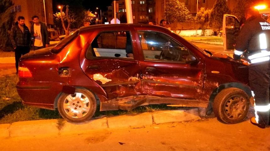 Trafik levhasına &ccedil;arparak durabildi