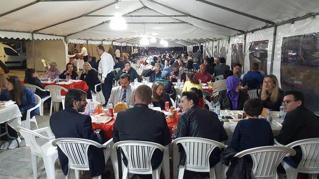  Türk askeri Kosova'da geleneksel iftar çadırını kurdu