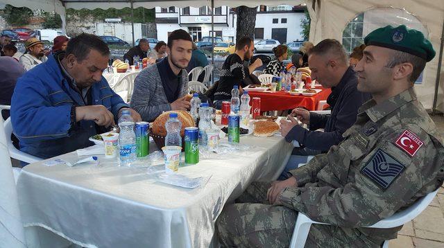  Türk askeri Kosova'da geleneksel iftar çadırını kurdu