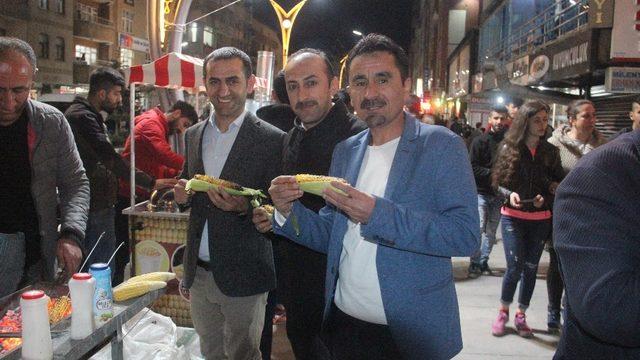 Mısır tezgahları, işsizlerin geçim kaynağı oldu