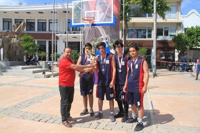 Çeşme’de sokak basketbolu etkinliği