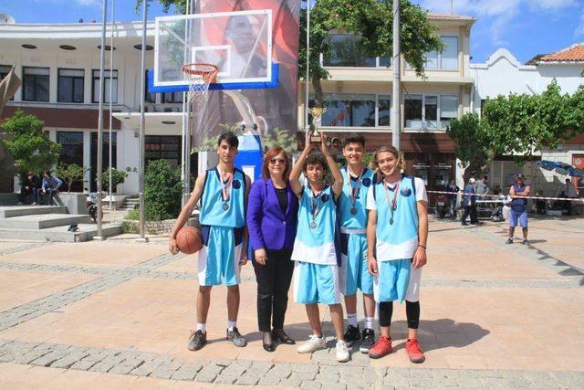 Çeşme’de sokak basketbolu etkinliği