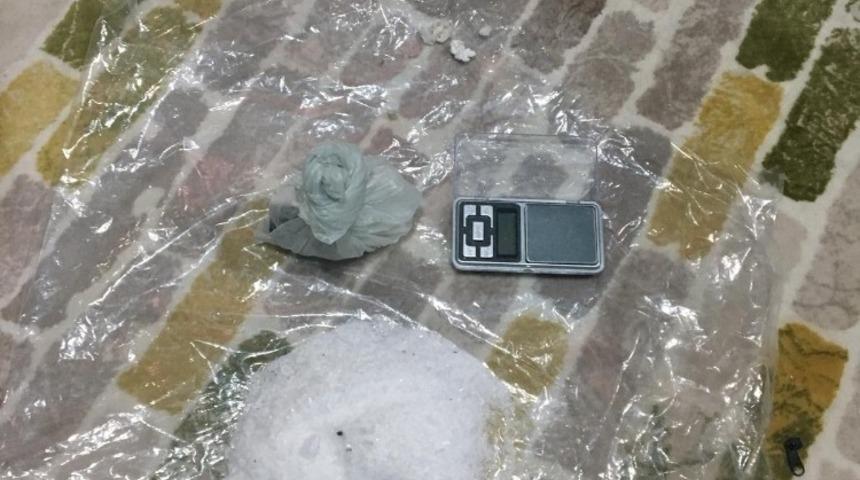 Valizin i&ccedil; kısmına yerleştirilen borulardan uyuşturucu &ccedil;ıktı