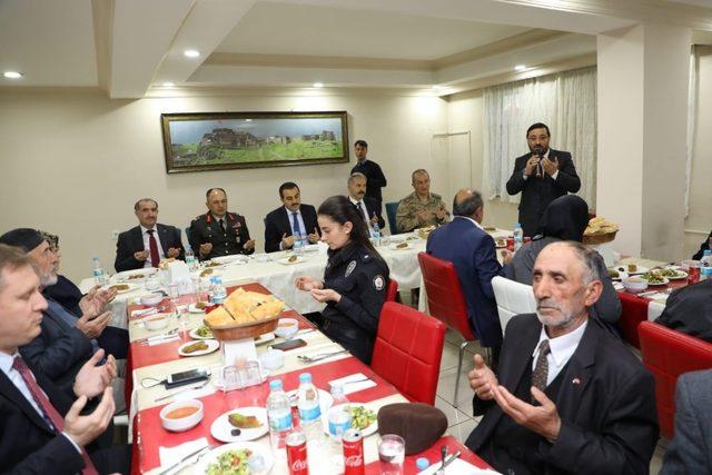 Vali Öksüz, şehit yakınlarıyla iftarda buluştu