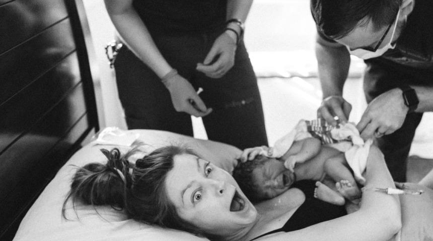 Bu bir erkek! Annenin s&uuml;rpriz reaksiyonunu g&ouml;steren doğum fotoğrafı viral oldu