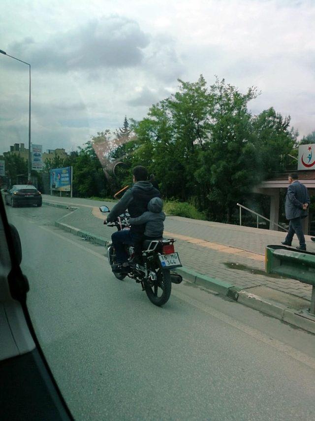 (Özel) Küçük çocuğun motor üzerindeki tehlikeli yolculuğu