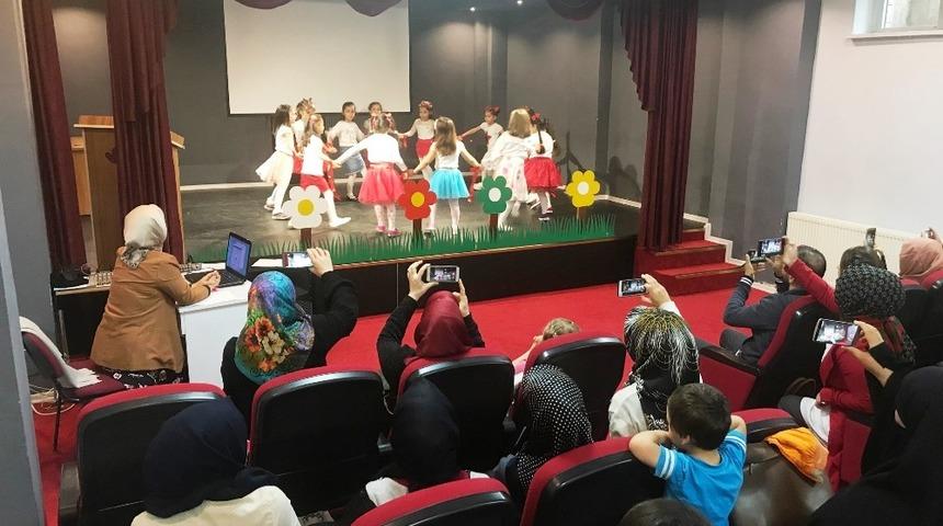 Yıldızlı TOKİ İlkokulu &ouml;ğrencilerinden yıl sonu g&ouml;sterisi