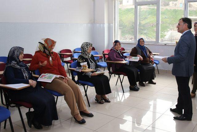 Özdoğan; “Hacılar’da Okuma Yazma Bilmeyen Kalmasın”