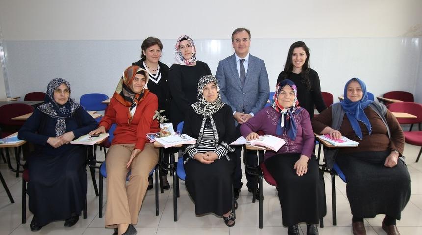 &Ouml;zdoğan; &ldquo;Hacılar&rsquo;da Okuma Yazma Bilmeyen Kalmasın&rdquo;