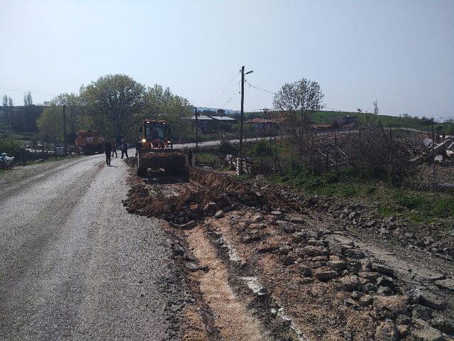 Lapseki’de köy yolları asfalt onarım çalışmaları yürütülüyor