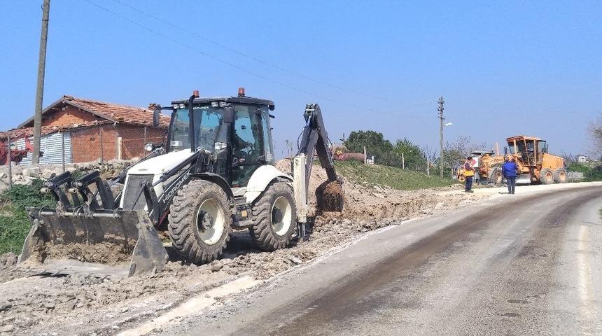 Lapseki’de köy yolları asfalt onarım çalışmaları yürütülüyor