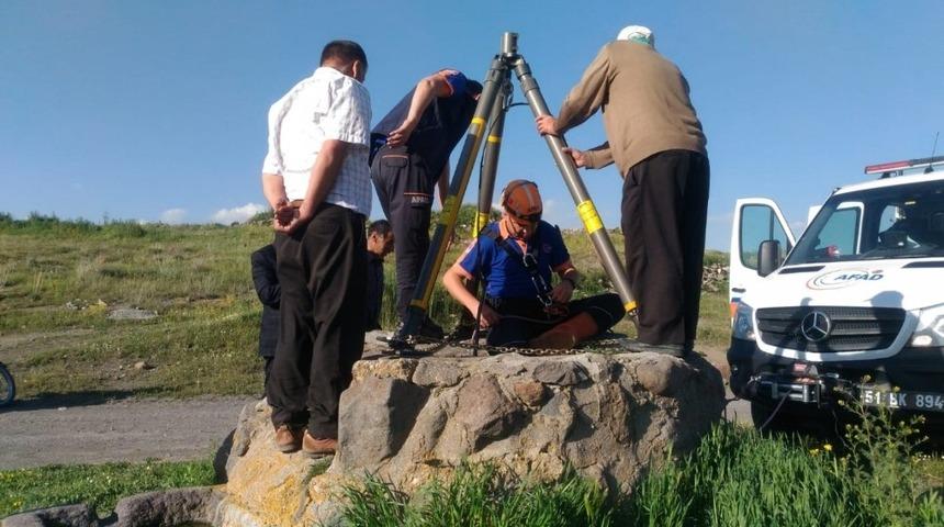 Su kuyusuna d&uuml;şen kedi kurtarıldı