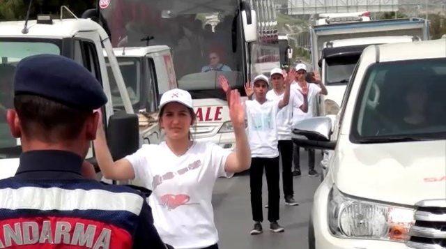 Söke’de öğrenci ve jandarmadan trafik klibi