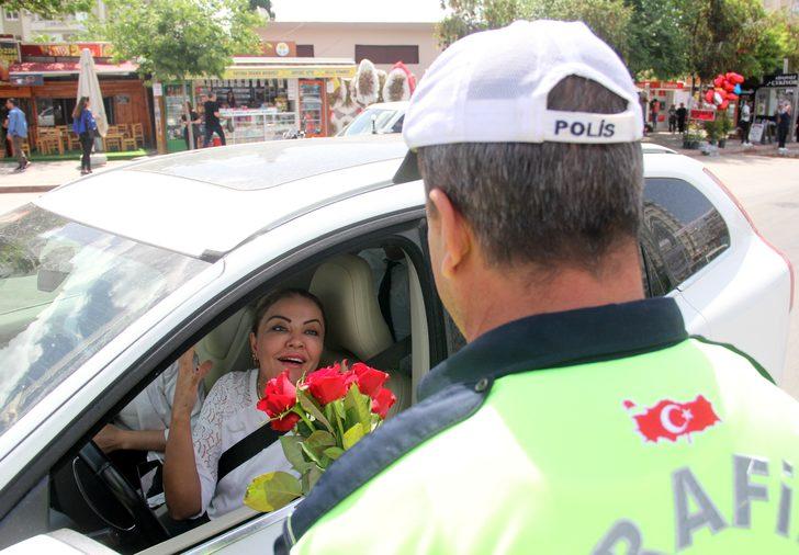 Yaya uygulamasında gül uzatılan kadın sürücü şoke oldu G1
