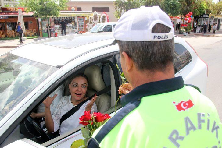 Yaya uygulamasında gül uzatılan kadın sürücü şoke oldu G2