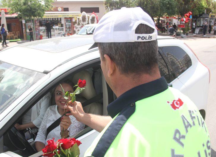 Yaya uygulamasında gül uzatılan kadın sürücü şoke oldu G3