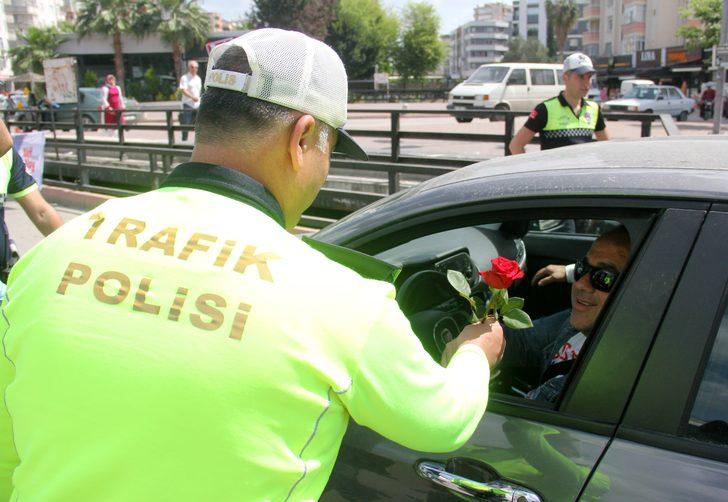 Yaya uygulamasında gül uzatılan kadın sürücü şoke oldu G4